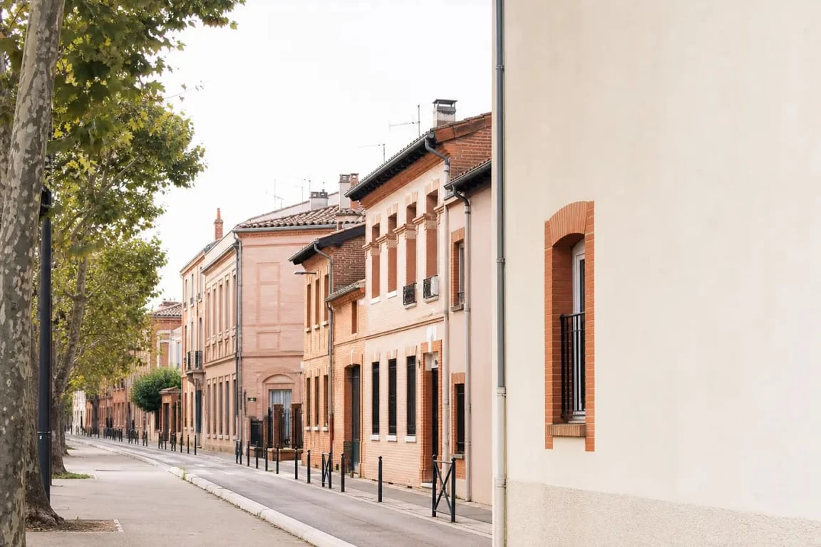 quartier chalets toulouse, rue calme avec maisons toulousaines en brique rose